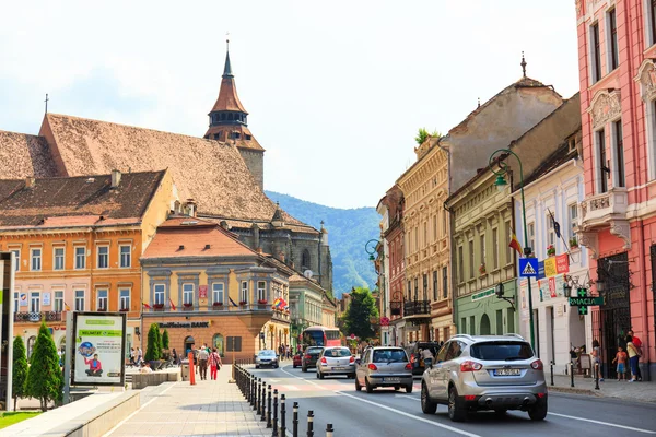 BRASOV, ROMANIA - JULY 15: Council Square on July 15, 2014 in Brasov, Romania. Brasov is known for its Old Town, includes the Black Church, Council Square and medieval buildings. — Stock Photo, Image