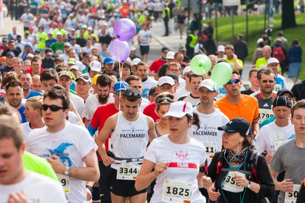 KRAKOW, POLONIA - 18 de mayo: Maratón de Cracovia. Corredores en las calles de la ciudad el 18 de mayo de 2014 en Cracovia, POLONIA —  Fotos de Stock