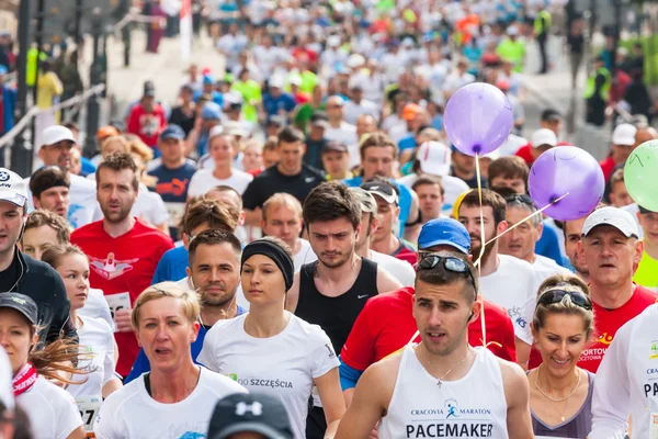 KRAKOW, POLONIA - 18 MAGGIO: Cracovia Marathon. Runners on the city streets il 18 maggio 2014 a Cracovia, POLONIA — Foto Stock