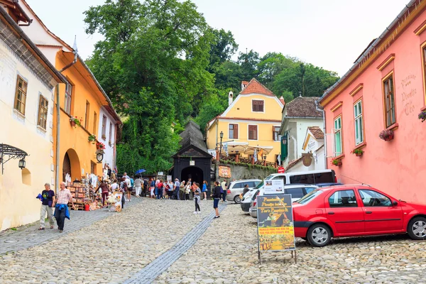 SIGHISOARA, ROMANIA - JULY 17: Unidentified tourists walking in historic town Sighisoara on July 17, 2014. City in which was born Vlad Tepes, Dracula — Stock Photo, Image