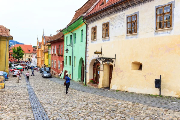 Sighisoara, rumänien - 17. juli: unbekannte touristen spazieren in der historischen stadt sighisoara am 17. juli 2014. stadt, in der vlad tepes, dracula geboren wurde — Stockfoto