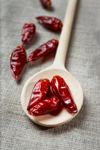 Czerwony gorący papryki chili na drewnianą łyżką — Zdjęcie stockowe