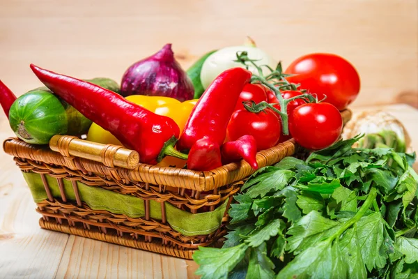Закрыть в корзину разноцветные сырые овощи — стоковое фото
