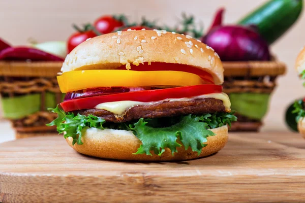 Friss zöldségekkel, házi hamburger közelről — Stock Fotó