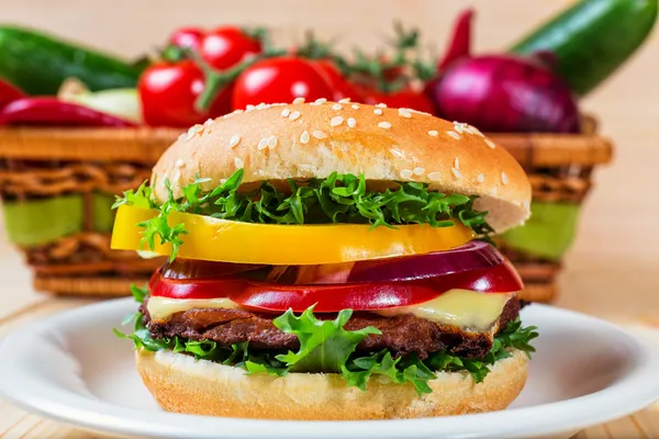 Domácí hamburger s čerstvou zeleninou, zblízka — Stock fotografie