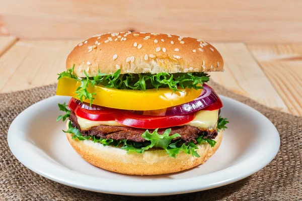 Крупным планом гамбургер на белой тарелке — стоковое фото