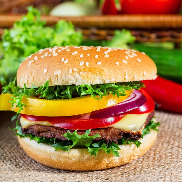Hamburger fatto in casa con verdure fresche, primo piano — Foto Stock