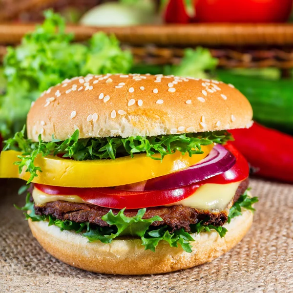 Hamburguesa casera con verduras frescas, de cerca — Foto de Stock