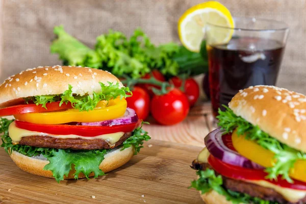 Hamburger et boisson avec tranche de citron — Photo