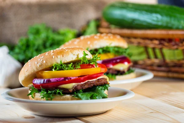 Hamburger maison aux légumes frais, gros plan — Photo