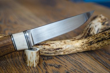 Avcı el yapımı bıçak ve geyik boynuzları. 