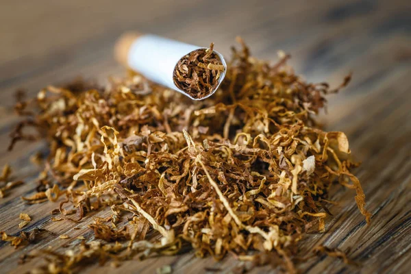 Gesneden Tabaksbladeren Handgemaakte Sigaretten Een Houten Ondergrond — Stockfoto