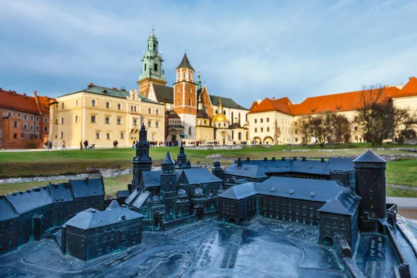 Kleines Modell Der Königlichen Burg Krakau Mit Realen Gebäuden Hintergrund — Stockfoto