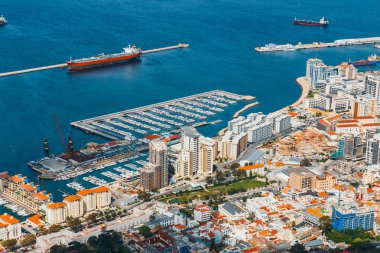 Cebelitarık 'ın şehir ve limanı kayanın yukarısından izlendi.