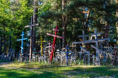 Grabarka, Polonya - 10 Haziran 2019: Grabarka Mounth 'da eski ahşap ortodoks haçları, Polonya' da Doğu Ortodoks Kilisesi
