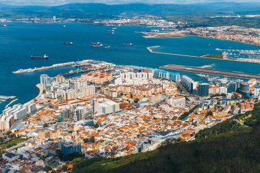 Cebelitarık 'ın şehir ve limanı kayanın yukarısından izlendi.