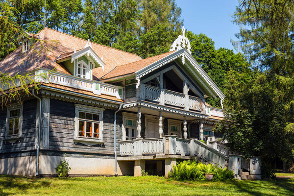 Старый деревянный, исторический охотничий особняк. Дворцовый парк Бялофеза, Польша