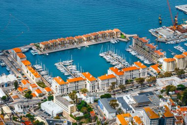 Cebelitarık 'ın şehir ve limanı kayanın yukarısından izlendi.