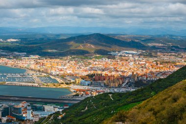 Cebelitarık 'ın şehir ve limanı kayanın yukarısından izlendi.