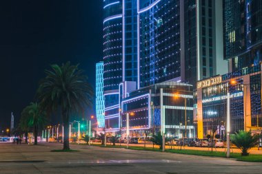 Batumi, Gürcistan - 01 Ekim 2021: Geceleri Batum seti modern mimarisi. Batum şehrindeki modern otel kompleksi Orbi City 'nin akşam manzarası