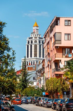 Batumi, Gürcistan, 22 Ekim 2021: Gürcistan 'ın Batumi kentinin arka planında gökdelen bulunan sokakları, Gürcistan