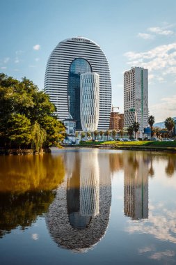 Batumi, Georgia. 02 Ekim 2021: Adalet Bakanlığı ve Kompleks Cortyard by Marriott