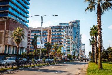 Batumi, Gürcistan, 22 Ekim 2021: Gürcistan 'ın Batumi kentinin arka planında gökdelen bulunan sokakları, Gürcistan