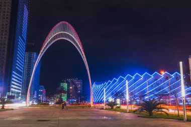 Batumi, Gürcistan - 01 Ekim 2021: Geceleri Batum seti modern mimarisi. Batum şehrindeki modern otel kompleksi Orbi City 'nin akşam manzarası