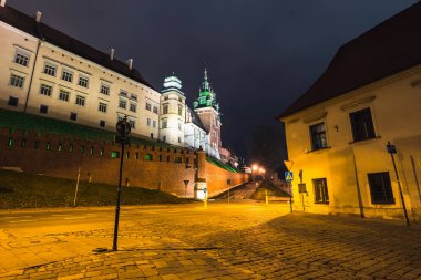 Wawel Kraliyet Kalesi gece Krakow, Polonya 'da. Kanonicza caddesinden görüntü