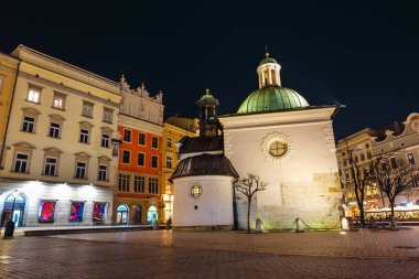 Krakow, Polonya, 16 Şubat 2019: St. Wojciech Kilisesi Ana Pazar Meydanı, gece görüşü