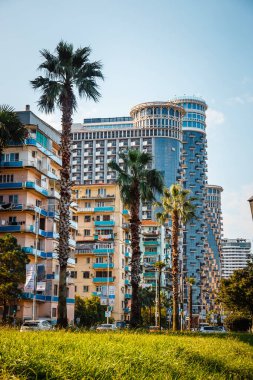 Batumi, Gürcistan, 22 Ekim 2021: Gürcistan 'ın Batumi kentinin arka planında gökdelen bulunan sokakları, Gürcistan