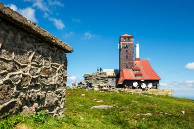 Polonya, Karpacz, 04 Temmuz 2020: Karkonosze Dağları 'nda güneşli yaz havasında Snezne Jamy. Dağ buzulu kazanlar. Karkonosze Ulusal Parkı, Polonya