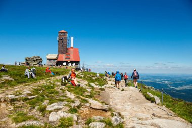 Polonya, Karpacz, 04 Temmuz 2020: Karkonosze Dağları 'nda güneşli yaz havasında Snezne Jamy. Dağ buzulu kazanlar. Karkonosze Ulusal Parkı, Polonya