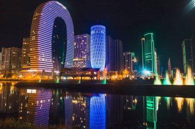 Batumi, Gürcistan - 01 Ekim 2021: Geceleri Batum seti modern mimarisi.