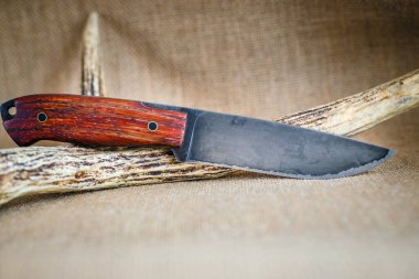 Yanmış bıçaklı av bıçağı ve Amazon ahşabı saplı