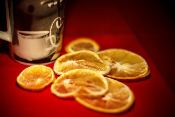 Taza de té con limones secos Imágenes De Stock Sin Royalties Gratis