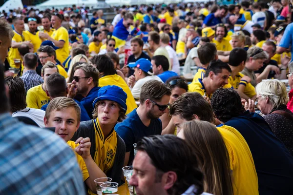 KIEV, UCRANIA - 10 de junio: Animando a Suecia y los aficionados ucranianos tienen — Foto de Stock