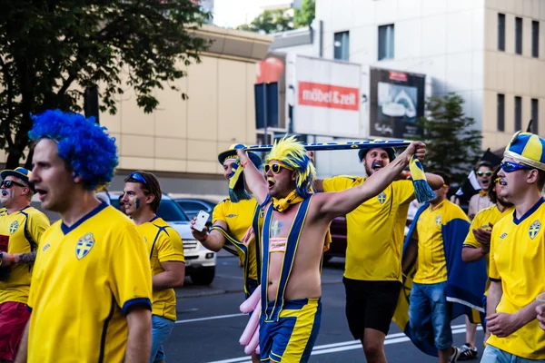 KIEV, UCRANIA - 11 de junio: Animando a los fanáticos de Suecia a ir al estadio antes de — Foto de Stock