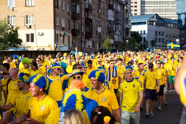 КИЕВ, УКРАИНА - 11 июня: Болельщики Швеции едут на стадион Стоковое Фото