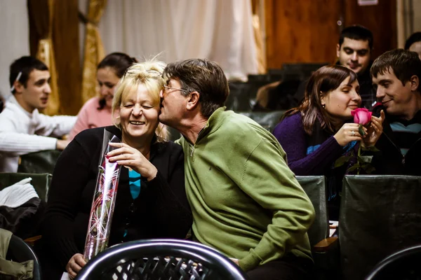 Pareja de ancianos muy gentiles al final de la conferencia "Weekend to Remember" el 24 de noviembre de 2012 en Odessa, Ucrania. Hombre tocando y besa suavemente a una mujer Fotos De Stock
