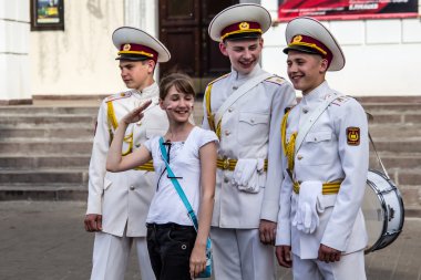 Kiev, Ukrayna - 19 Mayıs: davul ile üç askeri öğrenci kızla flört