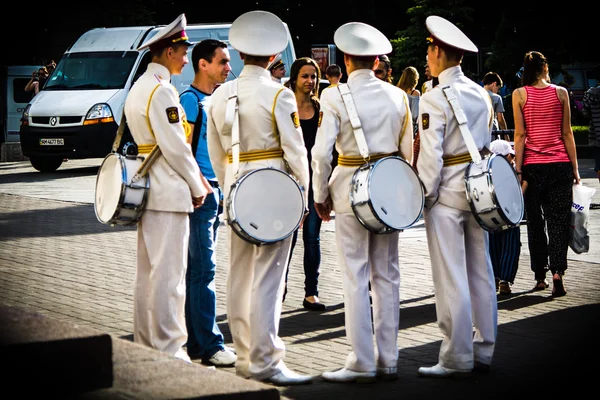 KYIV, UCRAINA - 19 MAGGIO: Un gruppo di cadetti con batteria parla con w — Foto Stock