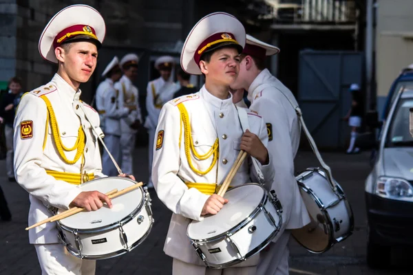 KYIV, UKRAINE - 19 MAI : Deux cadets ennuyés à la batterie à Kiev — Photo