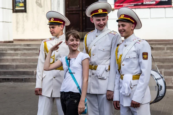 КИЕВ, УКРАИНА - 19 мая: Три курсанта с барабанами флиртуют с девушкой Стоковая Картинка
