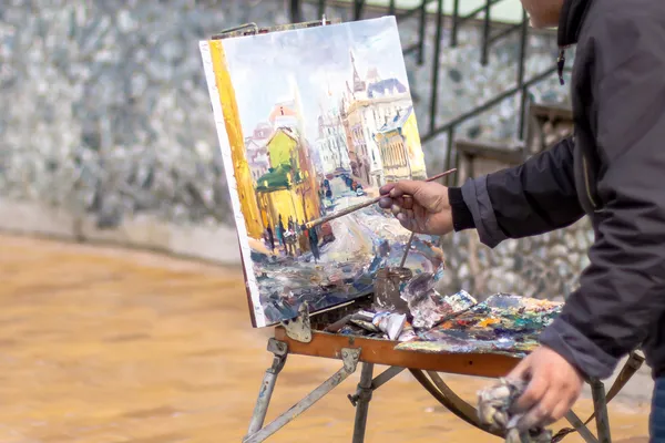 Osoby w podeszłym wieku artysta maluje obraz olej. pędzlem w dłoni. Som Obraz Stockowy