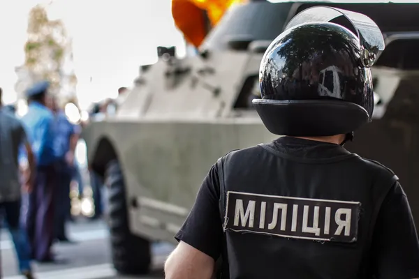 Gros plan de policier ukrainien anti-émeute portant un gilet de protection et — Photo