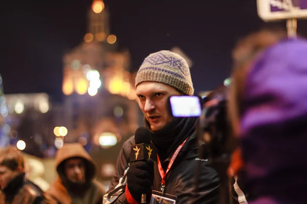 KIEV (KYIV), UCRÂNIA - 4 de dezembro de 2013: Jornalista não identificado — Fotografia de Stock