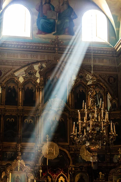 Interno di vecchia chiesa ortodossa in Ucraina, interno scuro con r Immagini Stock Royalty Free