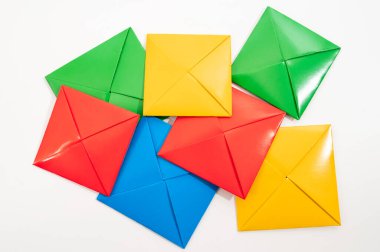 Ttakji, geleneksel bir Kore oyunu. Beyaz arkaplanda izole