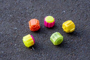 Oyun parkının zemininde çeşitli renklerin gonggitdol 'u